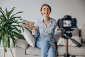 Mujer frente a la cámar, portada artículo cuánto gana un youtuber