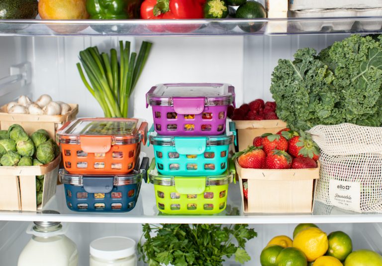 Meal prep: qué es y cómo aplicarlo a tu rutina Si eres de los que le cuesta un mundo pensar qué cocinar o tienes muy poco tiempo para preparar comidas saludables en la semana, el meal prep podría ser la solución a tus problemas. Photo by Ello on Unsplash Pensar todos los días, 3 o 4 veces al día qué cocinar o qué comer era una de las principales razones de mi estrés día tras día. Además, cuando estás a cargo de la nutrición de una pequeña criatura (mi hijo de tres años) te preocupas por que las comidas sean variadas y saludables. Y bueno, también se suma el factor de que algún día me gustaría también perder el peso que gané en el embarazo, pero eso es otro tema. A pesar de tener la gran fortuna de ser freelancer y de poder trabajar desde casa, entre los quehaceres del hogar, el trabajo, llevar a mi hijo a la guardería y tener tiempo para ver por quinta vez The Office, terminaba cayendo en las garras del delivery más de lo que me gustaría admitir. Esto no solo afectaba mi intento fallido de comer más sano, si no que comenzó a afectar mi bolsillo. Si sacas la cuenta, pedir comida dos, tres hasta cuatro veces a la semana, puede ser demasiado para una persona que algún día pretende pagarle la Universidad en Chile a su hijo. Fue en esta época cuando me interesé por el meal prep —que español se podría traducir a preparación de comidas— del que tanto había escuchado y me habían recomendado otras amigas que trabajan fuera de casa. Al principio me costó un poco organizarme, pero una vez que le tome el ritmo, ha sido una de las mejores decisiones que he tomado en el último tiempo. ¿Qué es el meal prep? El término meal prep viene del inglés y se trata de una abreviación de meal preparation, es decir, preparación de comida. Pero no se trata solo de preparar comida en general, se refiere a una técnica que consiste en planificar, cocinar, armar y guardar en recipientes lo que se va a comer en los próximos días (usualmente almuerzos y cenas). Esta tendencia comenzó a tener popularidad en las redes sociales, en dónde diferentes influencers de estilo de vida saludable en Instagram o Tik Tok, mostraban a sus seguidores cómo organizar las comidas para ahorrar tiempo y dinero. Esta fue la parte que más me emocionó, ¿ahorrar tiempo y dinero a cambio de unas horas del domingo? Sí a todo. También se está volviendo una técnica muy valiosa para los freelancers que no tienen mucho tiempo para pasar horas todos los días en la cocina, que quieren mejorar su hábitos alimenticios o que quieren simplemente aprovechar mejor su tiempo. La idea de cocinar una tarde para los próximos 3 o 4 días puede generar horror y mucho desagrado en muchas personas en América Latina, en donde culturalmente estamos más acostumbrados a comer alimentos frescos y recién cocinados. Esto puede generar un debate, pero lo cierto es que el meal prep está trayendo muchas ventajas en la comunidad de trabajadores remotos. Un freelancer con horario flexible puede darse el lujo de elegir un día de semana para liberar el fin de semana completo, y dedicarse a cocinar y armar platos en recipientes que luego se conservan en el refrigerados. Así, al momento de almorzar, luego toda una mañana ocupada con clientes y videollamadas, la comida está lista para calentar y disfrutar. A continuación, te cuento lo que me ha funcionado en el camino de planificar mis comidas semanales. Papel y lápiz: organiza tu menú Al principio solo cocinaba lo que tenía en la nevera y después iba viendo cómo combinarlo, pero terminaba yendo a comprar todos los días porque se me iban ocurriendo cosas que agregar. No seas como yo y arma tu menú en hoja y papel y haz una lista de lo que te falta por comprar. Lo ideal es que organices tus comidas en base a 5 días, más allá de eso los alimentos podrían perder algunas propiedades, o no estar en su mejor estado. Queremos ahorrar tiempo y dinero, pero no enfermarnos. Recuerda consultar en páginas confiables o a personas que tengan experiencia en cocina qué alimentos puedes puedes almacenar refrigerados y por cuántos días se mantienen en buen estado. Averigua si hay una feria de verduras cerca de tu casa, qué productos están en oferta en el supermercado, que frutas o verduras son más accesibles para la temporada y ordena tus comidas en torno a ello. Recuerda que siempre puedes inspirarte en algunos menús o comidas que veas en redes sociales o en Pinterest, trata de que este menú sea lo más variado y nutritivo posible de acuerdo a tu tipo de dieta. Hora de cocinar Me ha funcionado ir a comprar lo que necesito los sábados y cocinar los domingos, ir a comprar y cocinar el mismo día puede ser un poco agotador para mí, todo dependerá del tiempo que tengas libre. Otra recomendación que puede hacer es que compres los vegetales lo más cerca del día que vayas a cocinar para que estén lo más frescos posibles. Si las proteínas de origen animal están incluidas en tu dieta, es importante cocinarlas y guardarlas en toppers separados. En mi caso, de un pollo entero saco algunas milanesas, otras partes para el horno, y otro para mechar, un poco para variar y no sentir que como todos los días lo mismo. Lo mismo con el resto de carnes o legumbres, hay quienes preparan una base de proteína y luego las aliñan al momento de comer, yo prefiero dejarla lista para servir, todo dependerá de tu gusto y de cómo acostumbres a cocinar. En cuanto a los vegetales, lo mejor es dejarlos picados y listos para la cocción. Yo como mucho zapallo italiano (zucchini) con zanahoria para acompañar varias comidas, pero dejarlos cocidos hace que pierdan la textura crujiente que me gusta, entonces los corto en trozos y los dejo en porciones listas para saltear o poner al horno. Toma en cuenta que algunos vegetales como la lechuga no las puedes congelar, pero si dejarla lavada y lista para cuando la necesites. Lo mismo con las frutas y todos los grupos de alimentos que integren tu dieta, lo importante es que sepas bien qué alimentos se conservan mejor que otros, y cómo consumirlos para sacarle mejor provecho. Lee también 5 ideas de almuerzos fáciles para freelancers ocupados Photo by Gareth Hubbard on Unsplash Puedes organizar los tuppers de diferentes maneras Una vez que tienes las comidas listas, tienes dos opciones. guardar el plato listo en porciones individuales, incluso hasta etiquetar que día consumes qué y a qué hora. La otra sería guardar en envases más grandes cada grupo de alimento, por ejemplo, un envase con arroz, otro con los granos, otro con una carne y así luego vas armando tu plato al momento de comer. Como trabajo desde casa, tengo la idea lista de lo que comeré gracias al menú, pero guardo todo en envases grandes dividiendo los alimentos. Me funciona mejor así porque en ocasiones mi hijo amanece un poco mañoso y así puedo darle otras opciones. Si trabajas fuera de casa, lo más conveniente es armar los platos diarios en envases listos para llevar. Lo importante es que pienses en la mejor forma de conservar los alimentos y que estos mantengan la frescura y sabor el mayor tiempo posible. Por cierto, los recipientes de vidrio definitivamente son la mejor opción para conservar, no es que no puedas hacer tu meal prep si no los tienes, pero digamos que es un plus. ¿Vale la pena pasar toda una tarde cocinando? Sí, definitivamente. Photo by Kim Deachul on Unsplash Tomarme los domingos en la tarde para cocinar ya forma parte de mi rutina, pongo la radio o algún podcast y así me entretengo durante la jornada. Normalmente me toma entre 3 o 4 horas preparar todo, pero tampoco son 4 horas que paso parada, mientras unas cosas se cocinan hasta me da tiempo de —perder el tiempo— en Twitter. El meal prep me ha ayudado a comer mejor, a estresarme menos en pensar en qué comer, a ahorrar ese dinero que normalmente gasto en comida de la calle y a dejar esta opción para los fines de semana, o utilizar ese dinero para una salida con mis amigas. Quizás al principio te cueste un poco acostumbrarte a la idea, pero recuerda que estas no son reglas estrictas, puedes adaptarlo según tu estilo de vida. También, si no te gusta la comida recalentada, entonces prefieres dejar las bases precocidas y terminar de preparar en la semana, lo importante es que encuentres la forma de organizarte para comer mejor, más variado y saludable. Deja atrás la idea de que cocinar es aburrido o que no puedes, y enfócate en todo el tiempo libre que vas a ganar para hacer otras cosas, como ver 5 capítulos seguidos de The Office, mirar el techo, enviar stickers de Betty La Fea en tu grupo de amigas ¡el cielo es el límite! ¿Habías escuchado antes del meal prep? ¿Cómo organizas tus comidas en la semana? Cuéntanos tu experiencia en los comentarios