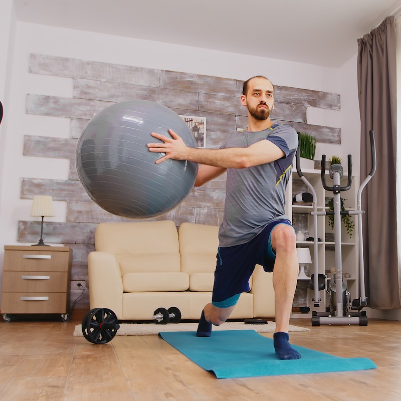 Hombre entrenando con pelota de pilates