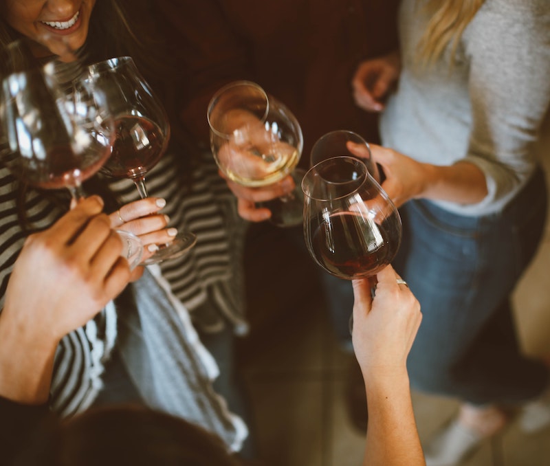 Grupo de amigos tomando vino