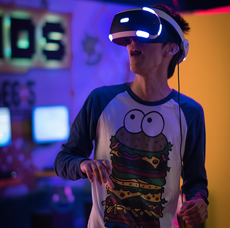 Hombre usando auriculares de realidad virtual
