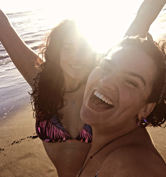 Nadia y Andrea en la playa