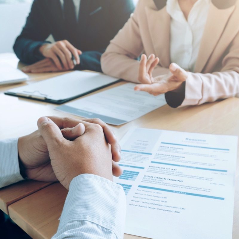 Hombre con curriculum en entrevista de trabajo
