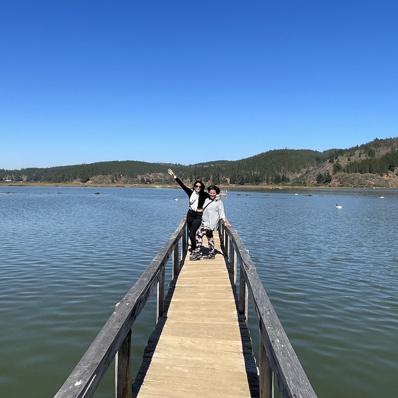 Dos mujeres sobre un puente en el salar de Cáhuil