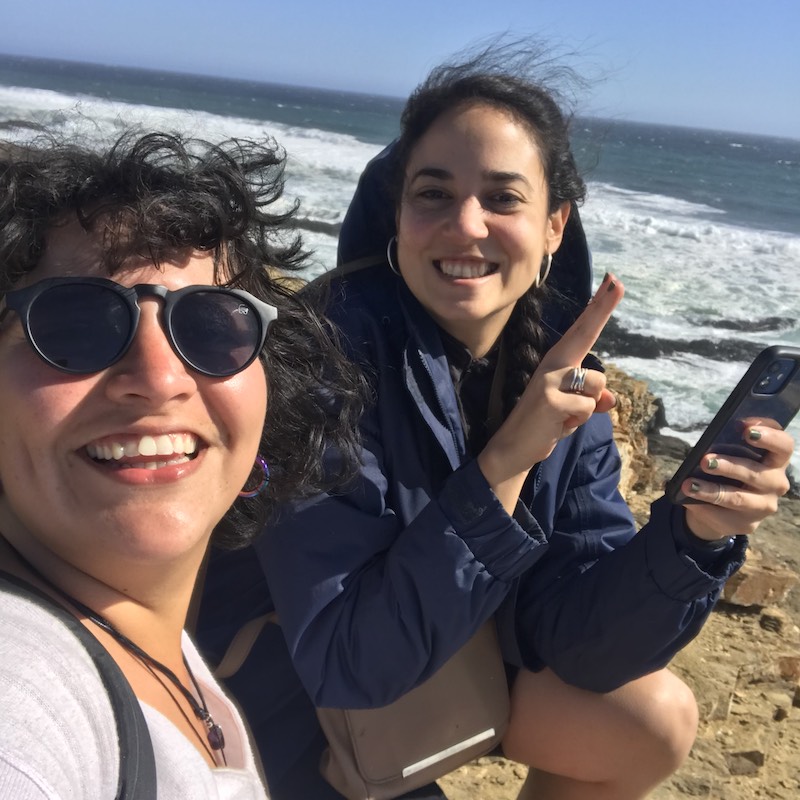Mi amiga Nadia y yo en la playa