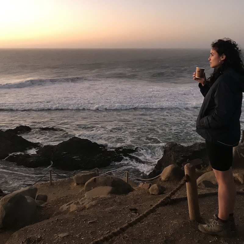 Viendo el atardecer con mi chocolate caliente