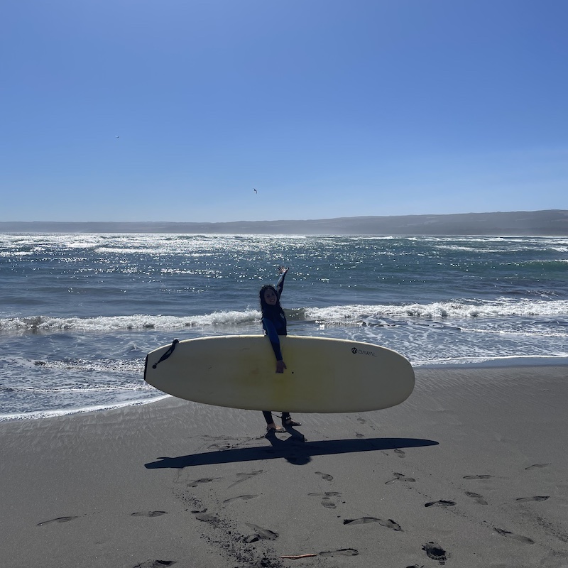 Chica con tabla de paddle