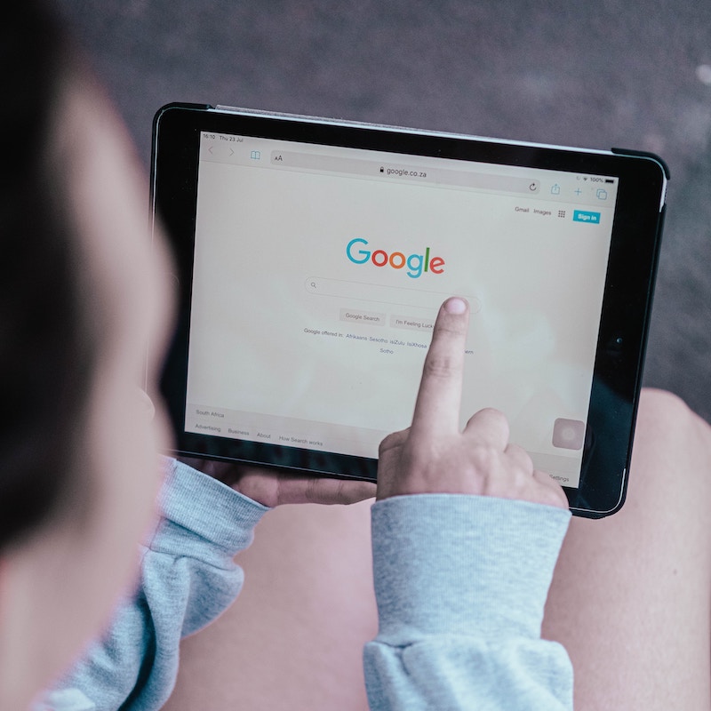 Usuario visitando la plataforma de Google desde su iPad, desde donde se pueden realizar los cursos de inteligencia artificial que ofrece la empresa