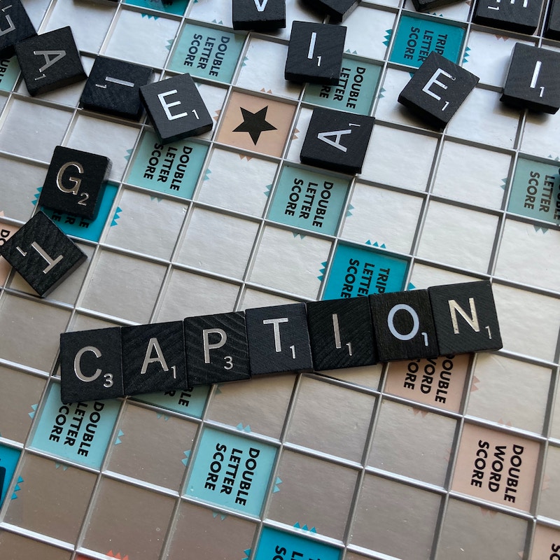 palabra caption en tablero de juego de Scrabble