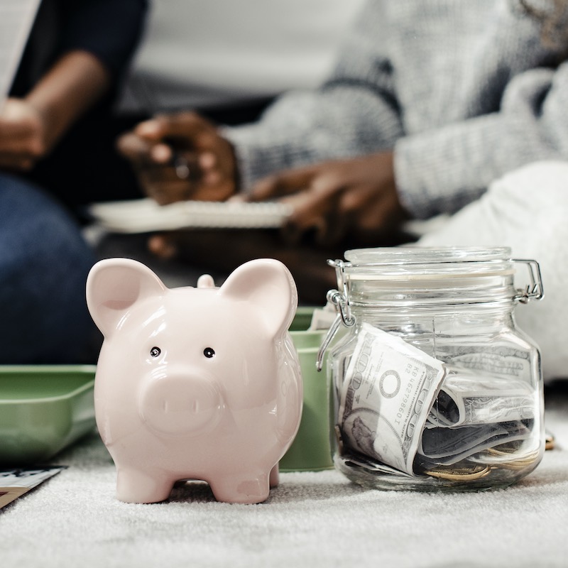 cochinito y caja de ahorros en el hogar