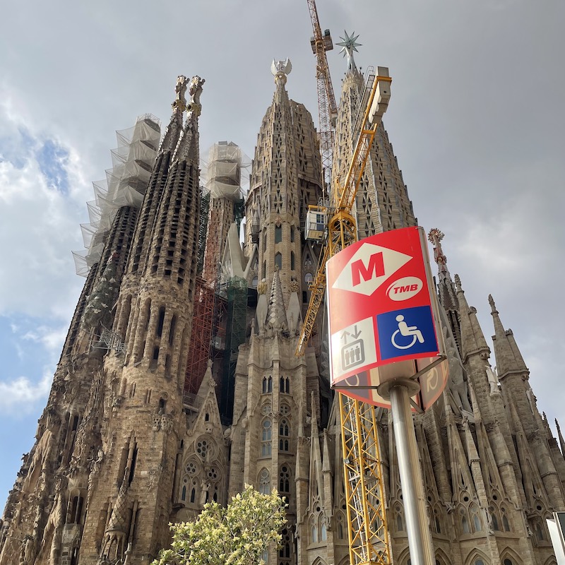 Vista de anuncio de estación de metro frente a la Sagrada Familia en Barcelona.