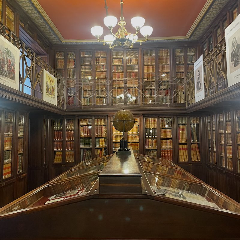 Estantes de libros. Interior de la biblioteca pública Arús en Barcelona.