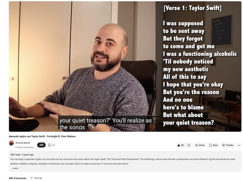 Captura de pantalla del video Aprende inglés con Taylor Swift - Fortnight ft. Post Malone en el que se muestra al creador de contenido al lado izquierdo de la pantalla y del lado derecho la lírica de la canción de Taylor Swift que está analizando en el video.
